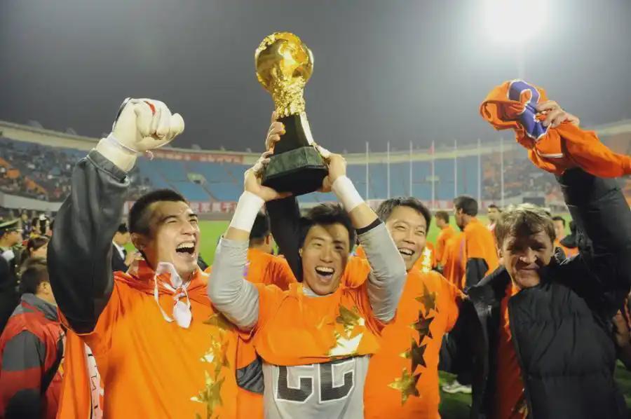 开云APP-四支球队胶着争冠，多支中游球队搅局，如此中超盛况球迷怎能不爱