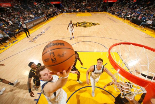 开云体育下载-勇士惨遭21分翻盘 关键时刻进攻萎靡要如何解决？